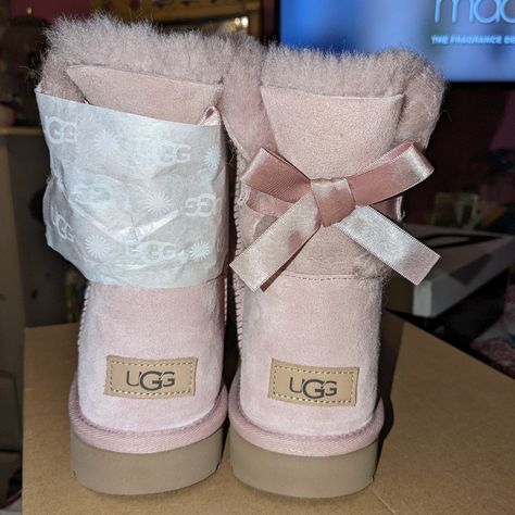 Brand New In Box Baby Pink Ugg Bailey Bow Ii Never Worn. Pink Ugg Boots With Bows, Pink Bailey Bow Uggs Outfit, Stuff To Put On Christmas List, Pink Ugg Mini, Pink Cute Stuff, Light Pink Uggs, Pink Uggs With Bows, Pink Girly Things Accessories, Uggs Pink