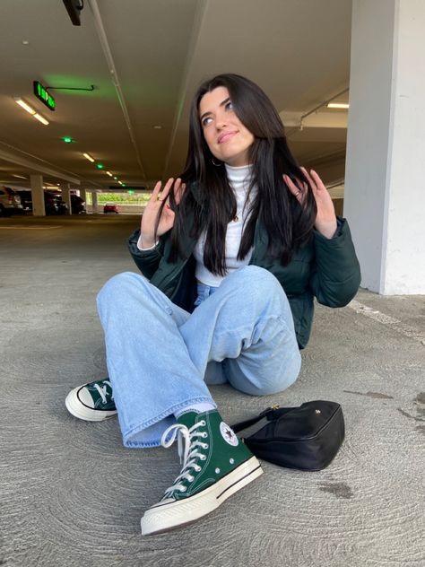 Forest Green Converse Outfit, Outfits With Dark Green Converse, Outfits With Colored Converse, Green School Outfits, Green Converse Outfit Aesthetic, Dark Green Converse Outfit, Converse Green Outfit, Green Converse Outfit Ideas, Outfits With Green Converse