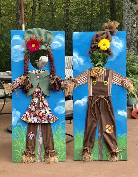 Christian Scarecrow Ideas, Scarecrow Theme Halloween, Scarecrow Photo Booth, School Fall Carnival Decorations, Scarecrow Party Theme, Fall Festival Themes For School, Harvest Festival Photo Booth Ideas, Fall Booths Ideas, Fall Festival At School