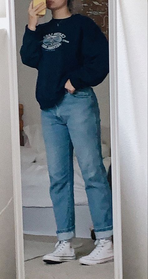 Sweatshirt And Converse Outfit, Jeans And A Crewneck Outfit, Modern Comfy Outfits, Mom Jeans Outfit With Converse, Converse And Baggy Jeans, Loose Blue Jeans Outfit, Outfits For White Converse, Baggy Jeans And Converse Outfit, White Converse Aesthetic Outfit