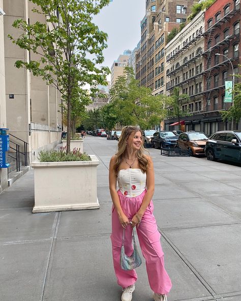 Pink Cargos Fit, Colorful Cargo Pants Outfit, Hot Pink Cargo Pants Outfit, Pink Cargo Pants Outfits Winter, How To Style Pink Cargo Pants, Pink Cargo Outfit, Pink Bottoms Outfit, Pink Parachute Pants Outfit, Pink Cargo Pants Outfit Street Style