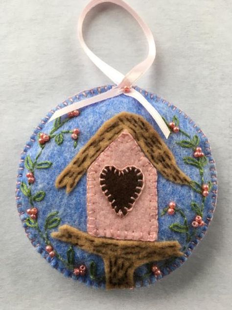 Pink Birdhouse, Spring Ornaments, Birdhouse Ornament, Felt Spring, Felt Cupcakes, Diy Felt Christmas Ornaments, Birdhouse Ornaments, Wool Appliqué, Holiday Trees