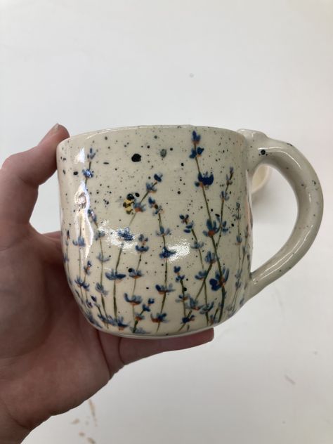 Cool Mugs Aesthetic, Pottery Cup Design, Paint Your Own Pottery Ideas Mug Coffee Cups, Mug Underglaze Ideas, Ceramic Mug Inspiration, Pottery Designs Ideas Creative, Mug Inspo Design, Ceramic Pottery Mug, Tea Cup Painting Ideas