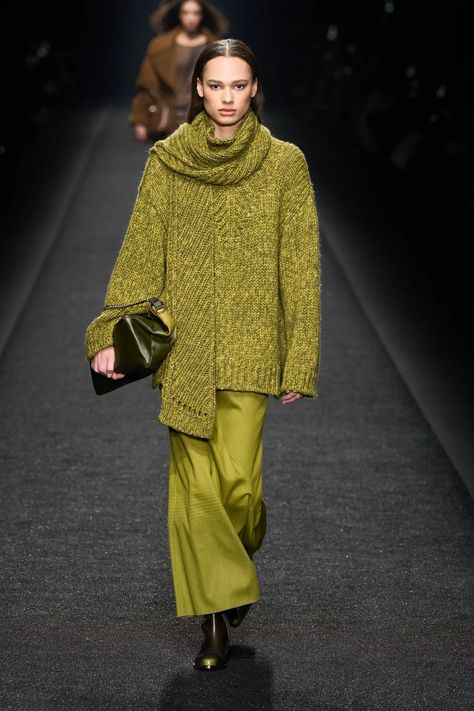 Alberta Ferretti Fall 2024 Ready-to-Wear Fashion Show | Vogue Trendy Fall Fashion, Color Outfits, Pullover Mode, Hot Miami Styles, Sweater Trends, Knitwear Fashion, Miami Fashion, Fashion Weeks, Alberta Ferretti