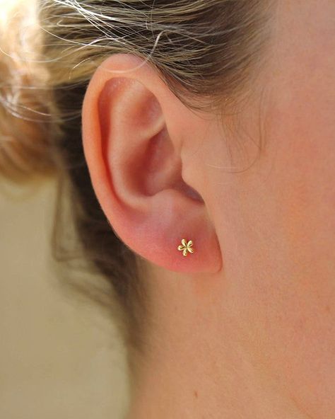 One Stud Earrings, Gold Studded Earrings, Gold Ear Studs Simple, Simple Cute Earrings, Small Gold Earrings Studs, Small Earrings Studs Unique, Small Gold Earrings Indian, Simple Earrings Gold Indian, Small Earrings Gold Simple