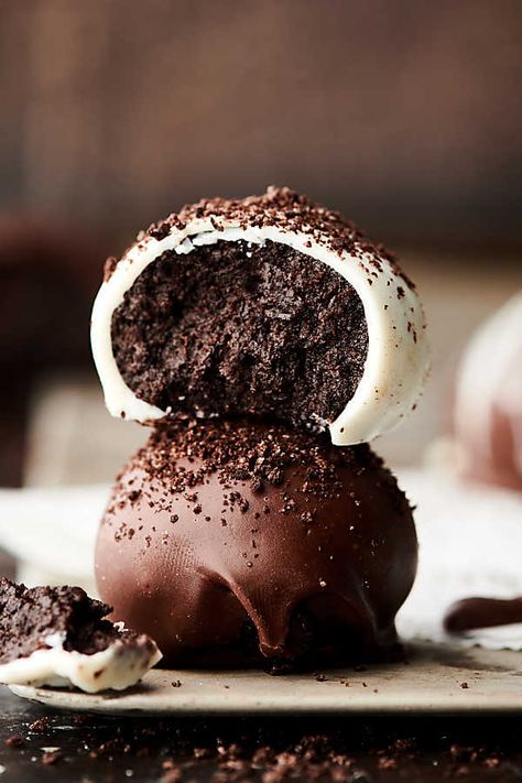 Oreo Balls - Easy Oreo Truffles with Cream Cheese Cake Ball Recipe, Easy Oreo Truffles, Easy Oreo Cake, Oreo Cake Balls, Oreo Ball, Different Cookies, Vanilla Salt, Oreo Balls Recipe, Oreo Truffle