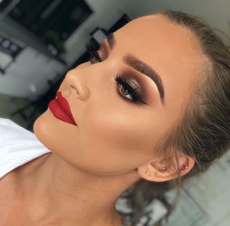 Red Lips Wedding, Purple Lips Makeup, Make Up Yeux, Red Lips Tutorial, Bronze Smokey Eye, Red Lips Makeup Look, Ball Makeup, Wedding Hairstyles And Makeup, Natural Smokey Eye