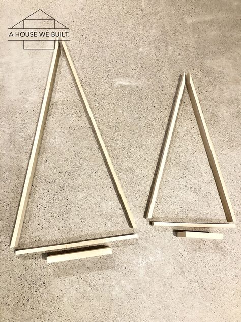 How to DIY a Modern Wooden Christmas Tree Diy Triangle Christmas Tree, Triangle Wooden Christmas Trees, Black Wooden Christmas Tree, Wood Slat Christmas Tree Diy, Christmas Tree Triangles, Triangle Christmas Tree Template, Christmas Tree Out Of Wood, Wood Christmas Tree Ideas Diy Projects, Wood Christmas Tree Crafts