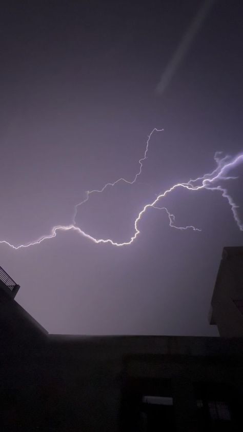 Aesthetic Night Landscape, Night Rain Snap, Aesthetic Thunder, Sky Night Aesthetic, Thunder Video, Sky Aesthetic Night, Rain Food, Weather Snap, Gods Aesthetic