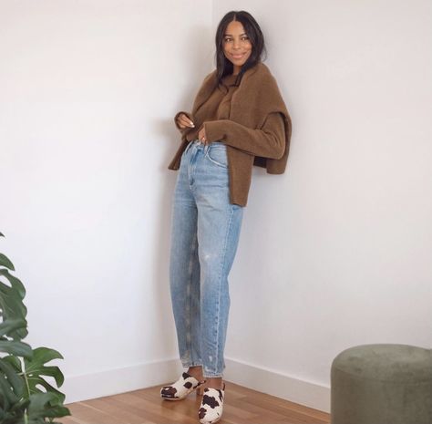 Heeled Clogs Outfit, Clogs Street Style, Platform Clogs Outfit, How To Style Clogs, How To Wear Clogs, Chunky Heels Outfit, Black Clogs Outfit, Clogs Outfit Fall, Clog Outfit