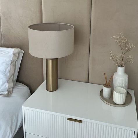 Cream Gold And White Bedroom, Beige Girly Bedroom, Bedroom Inspirations Gold Accents, Room Decor Beige And White, Beige Decor Bedroom, Cosy Beige Bedroom, Beige Bedroom Ideas Modern, Beige Room Bedroom, Beige Room Ideas