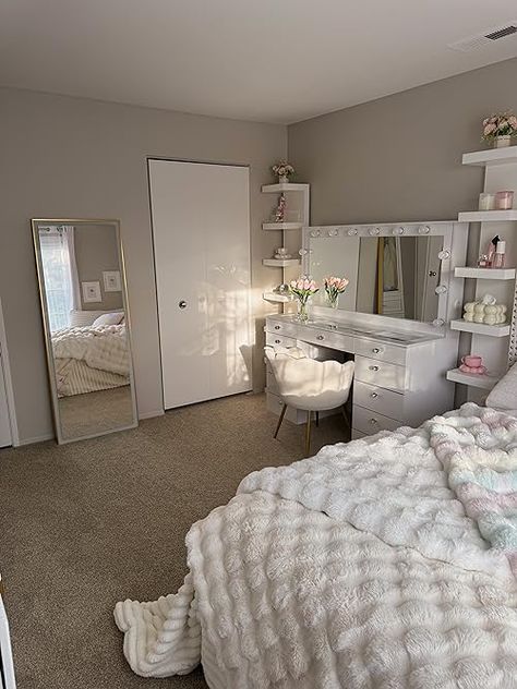 Anna Schottin's Amazon Page Clean Room Aesthetic Desk, Grey Walls Room Ideas, Girly Apartments Bedroom, 21 Bedroom Ideas, Rooms With Vanities, Tan Room Aesthetic Bedroom, Aesthetic Bed Inspiration, Simplistic Room Design, Girly Bedroom Aesthetic Cozy