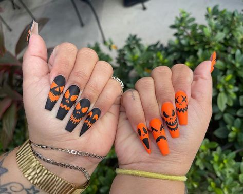 Medium Coffin Halloween Nails, Halloween Nails 2023 Square, Orange And Black Halloween Nail Designs, Halloween Nails Neon, Pumpkin Nails Designs, Orange Nails Halloween, Jackolantern Nails, Orange And Black Halloween Nails, Black And Orange Halloween Nails