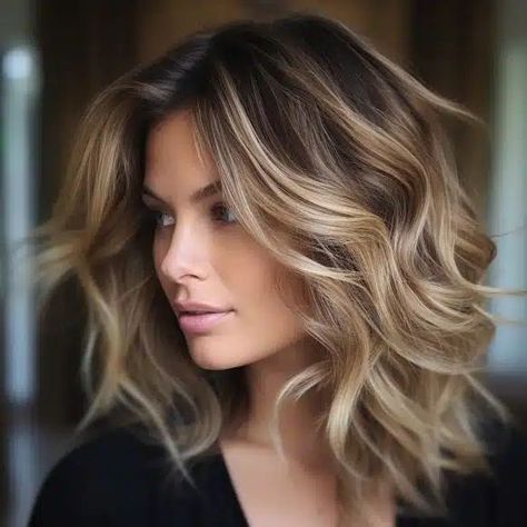 Blonde Hair With Roots, Dark Blonde Hair Color, Blonde Hair Transformations, Brunette Hair With Highlights, Vlasové Trendy, Brown Hair With Blonde Highlights, Dark Blonde Hair, Hair Color And Cut, Dark Blonde