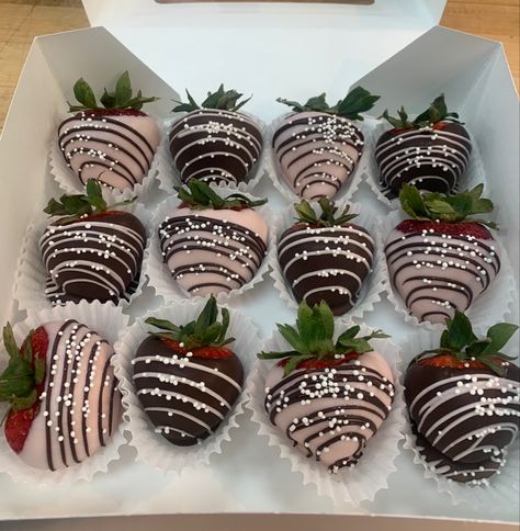 Strawberries covered in milk chocolate/pink white chocolate, drizzled and topped with sprinkles Chocolate Covered Strawberries With Sprinkles, Chocolate Covered Strawberries Sprinkles, Dipped Strawberries, Strawberry Chocolate, Chocolate Dipped Strawberries, Strawberry Dip, Chocolate Topping, Chocolate Strawberry, Covered Strawberries