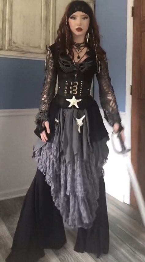 Vampire Ren Faire Outfit, Elegant Pirate Outfit, Witch Custome Halloween Women, Punk Pirate Outfit, Black Dress Pirate Costume, Pirate Witch Costume, Goth Pirate Aesthetic, Vampire Pirate Costume, Siren Ren Faire