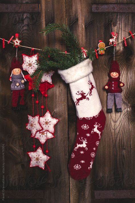 Ghirlanda con Calza Christmas Stocking Photography, Stocking Photography, Hanging Christmas Stockings, Stand Ideas, Product Styling, Christmas Things, Xmas Ornaments, 1st Christmas, Christmas Stocking