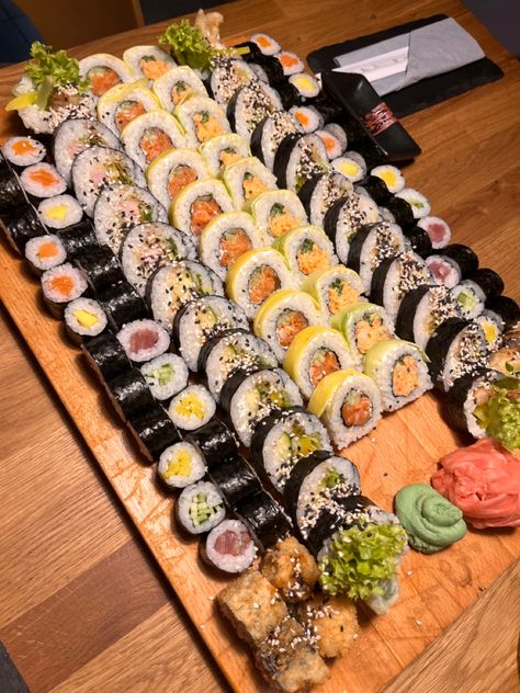 sushi futomaki hosomaki Sushi Board Aesthetic, Charcuterie Board Sushi, Sushi Platter Aesthetic, Sushi Charcuterie Board Ideas, Sushi Platter Presentation, Sushi Board Ideas, Sushi Birthday Party Ideas, Sushi Images, Sushi Charcuterie Board