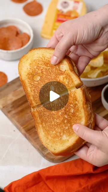 Honey Mac And Cheese, Mac And Cheese Sandwich, Food Truck Menu Ideas, Hamburg Recipes, Honey Fried Chicken, Cheese Patties, Grilled Cheese With Tomato, Bacon Grill, Grilling Ideas