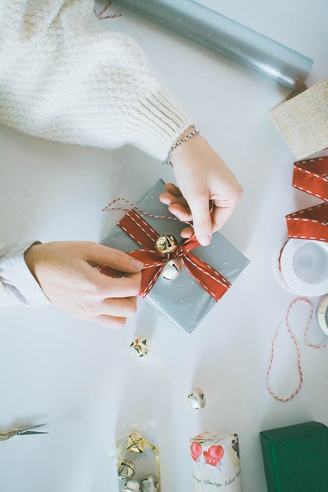 3 Last Minute DIY Gift Wrapping Ideas | https://www.popshopamerica.com/blog/3-last-minute-diy-gift-wrapping-ideas/ Diy Gift Wrapping Ideas, Diy Holiday Gift Wrapping, Clay Gift Tags, Gift Wrapping Ideas, Tag Ideas, Diy Wrap, Diy Holiday Gifts, Diy Gift Wrapping, Old Christmas