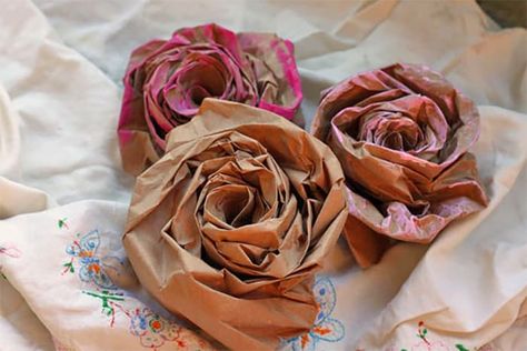 Paper Bag Roses, Portable Crafts, Paper Bag Flowers, Old Home Decor, Brown Paper Lunch Bags, How To Make A Paper Bag, Diy Paper Bag, Paper Flowers Diy Easy, Paper Sack