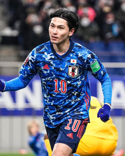 Takumi Minamino now has 1️⃣7️⃣ goals in 3️⃣7️⃣ games for Japan 🇯🇵 Queen's Gambit Aesthetic, Boy Video, Liverpool Wallpapers, Bow Wallpaper, Soccer Boys, Japanese Men, Football Wallpaper, Best Player, Football Jerseys