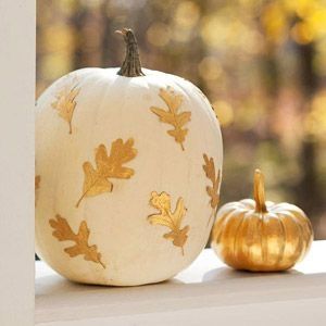 White and Gold Pumpkins decor halloween halloween decorations halloween ideas halloween pumpkins halloween porches halloween pumpkin designs Porche Halloween, Halloween Pumpkin Crafts, No Carve Pumpkin Decorating, Gold Pumpkins, Elegant Halloween, Autumn Decorating, Pumpkin Crafts, Thanksgiving Decor, White Pumpkins