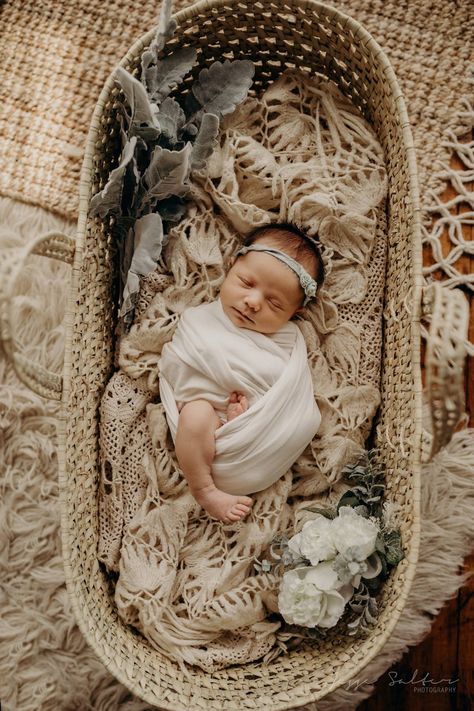 Posed newborn photo with Bohemian style crochet blanket textures ideas Fall Newborn Pictures, Foto Newborn, Lifestyle Newborn Photos, Newborn Family Photos, Newborn Photography Poses, Newborn Baby Photoshoot, Newborn Baby Photos, Lifestyle Newborn Photography, Newborn Shoot