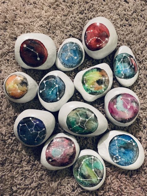 Watercolor galaxy and constellation rocks #paintedrocks #watercolor #galaxy #space #astrology #starsigns #zodiac Astrology Painting Ideas, Astrology Crafts, Zodiac Crafts, Starsigns Zodiac, Rock Keychain, Constellation Craft, Galaxy Crafts, Astrology Houses, Stone Energy