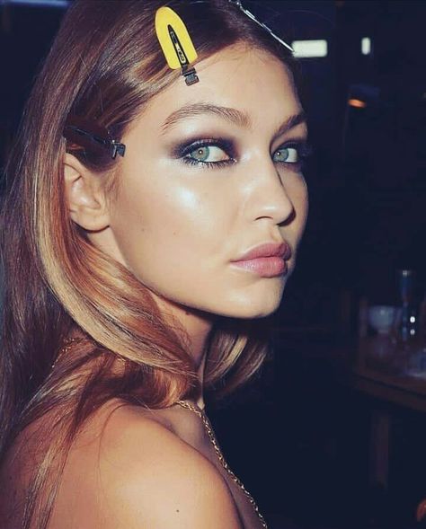 Gigi Hadid Gigi Hadid Makeup, Gigi Hadid Backstage, Jenny Shimizu, Versace Haute Couture, Catwalk Makeup, Hadid Instagram, Gigi Bella, Sweet Lime, Hadid Sisters