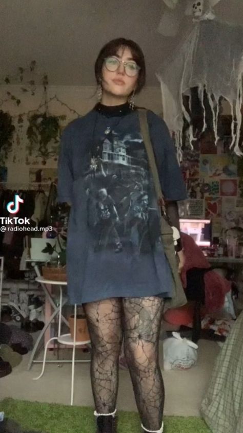 Again such a vide Grunge Outfit Inspo Plus Size, Cozy Concert Outfit, Ways To Style Fishnets, Plus Size Pop Punk Fashion, Muscle Top Women Outfit, Cute Indie Grunge Outfits, Plussize Grunge Outfit, Big Busy Outfits, Big Shirt And Tights Outfit