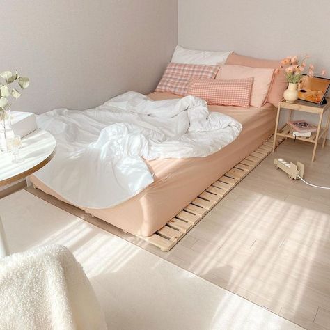 Organize A Small Bedroom, Cozy Small Bedrooms, Small Room Makeover, Bilik Idaman, Bilik Tidur, Small Room Design, Redecorate Bedroom, Cozy Room Decor, Minimalist Room