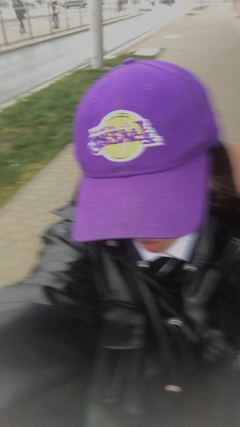 Purple Cap Outfit, Ball Cap Aesthetic, Purple Hat Outfit, Ballcap Outfits, Lakers Aesthetic, Fitted Cap Outfit, Lakers Outfit, Cap Aesthetic, Lakers Cap