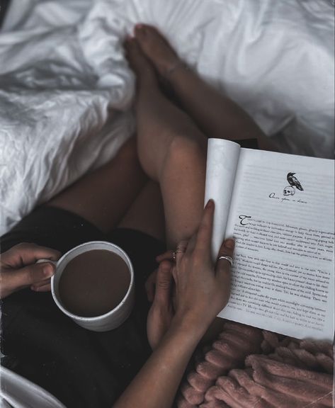 Read Together Couple, Reading Couples Aesthetic, Couples Reading Aesthetic, Couple Reading In Bed Aesthetic, Reading Together Couple, Couple Reading In Bed, Couple Snuggling Couch, In Bed With You, Reading Couple Aesthetic