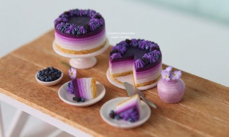 Clay Desserts Miniature Food, Miniature Cake Ideas, Polymer Clay Cakes, Polymer Cake, Miniature Clay Food, Cake Polymer Clay, Ombre Cakes, Polymer Clay Cupcake, Miniature Dollhouse Food