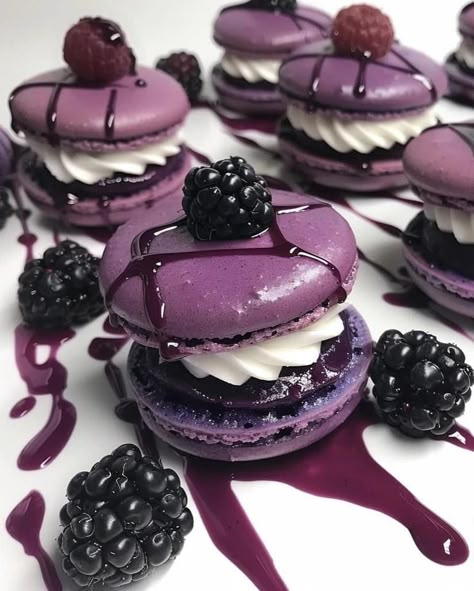 Purple Wedding Food, Purple Macaroons, Berry Filling, Purple Desserts, Macarons Recipe, Dark Food, Purple Food Coloring, French Baking, Purple Food