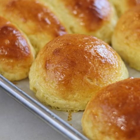 Gluten Free Brioche Buns - Let Them Eat Gluten Free Cake Gluten Free Sourdough Hamburger Buns, Fluffy Gluten Free Rolls, Gluten Free Brioche Buns, Gluten Free Copycat Recipes, Gluten Free Brioche Bread, Gluten Free Burger Buns, Gf Buns, Gf Rolls, Gluten Free Brioche