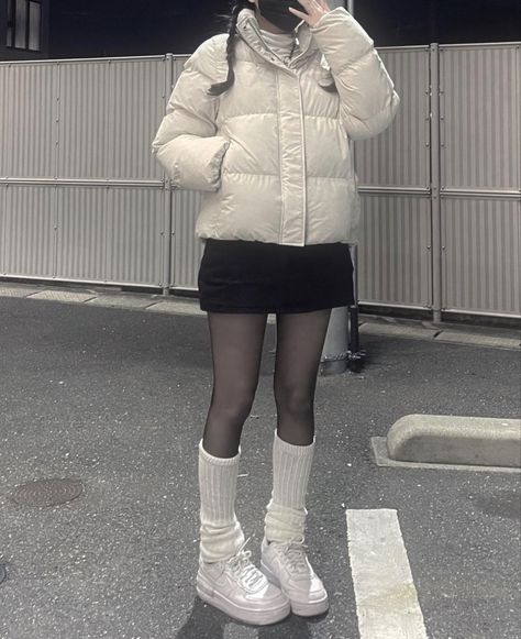 Fleece Skirt Outfit, Puffer Jacket With Skirt, Wonyoung Clothes, White Puffer Jacket Outfit, Skirt Leg Warmers, Winter Inspo Outfits, Japan Outfits, White Puffer Jacket, Puffer Jacket Outfit