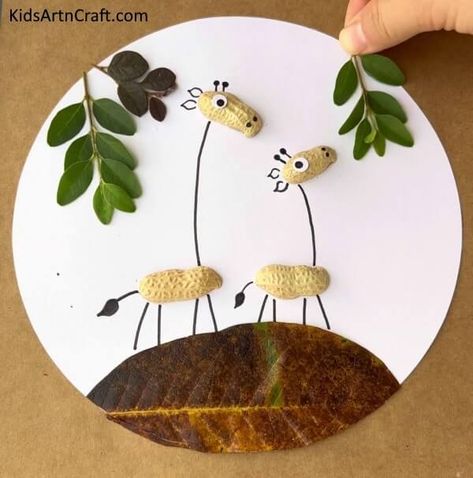 Recycled Giraffe Art and Craft Using Fall Leaves and Peanut Shells Check more at https://www.kidsartncraft.com/recycled-giraffe-craft-tutorial/ Giraffe Craft, Giraffe Crafts, Recycled Crafts Kids, Giraffe Art, Shell Crafts Diy, Diy Crafts For Kids Easy, Craft Tutorial, Shell Crafts, Fun Activities For Kids