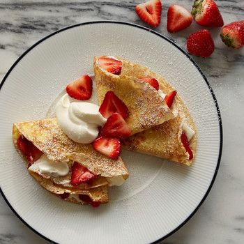 Strawberry Crepes Strawberry Crepes Recipe, Easy Crepe Recipe, Strawberry Crepes, Sweet Crepes, Idee Pasto, Crepe Recipes, Beignets, Classic Food, Crepes