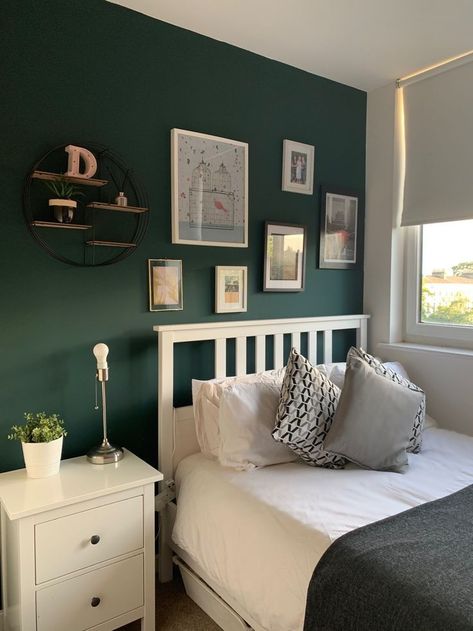 Green Wall White Bed, Spare Bedroom Ideas Green, Green And White Walls Bedrooms, Teal Green Bedroom Decor, Green And White Room Ideas Bedroom, Green Bedroom White Bed, Green Room White Furniture, Emerald And White Bedroom, Bedroom Ideas Green And Black