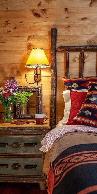 Log Cabin Bedroom, Rustic Bedrooms, Lodge Bedroom, Camp Decor, Luxury Cottages, Cabin Bedroom, Desert Decor, Log Cabin Decor, Luxury Cottage