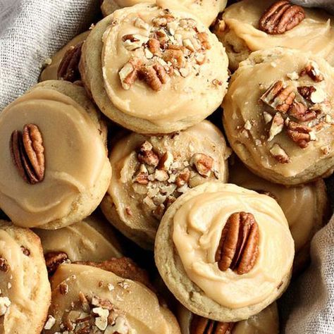 image Brown Sugar Pecan Cookies, بيتي فور, Brown Sugar Frosting, Cookie Recipe Video, The Recipe Rebel, Sugared Pecans, Brown Sugar Cookies, Cookies Soft, Sugar Frosting