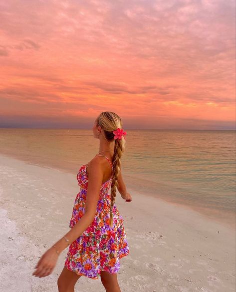 Pink Beach Aesthetic Outfits, Preppy Coconut Girl, Preppy Pics, Summer Picture Poses, Hawaii Outfits, Summer Goals, Summer Girl, Preppy Summer, Summer Fits