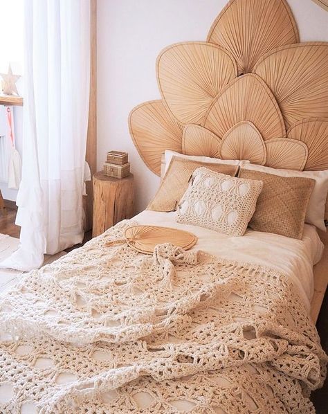 Une forme originale pour décorer le lit avec une tête de lit en bois esprit bohème (pinterest) Scandinavian Bedroom, Boho Room, Room Inspiration Bedroom, Boho Bedroom, Diy Storage, New Room, Bedroom Makeover, Interior Design Living Room, Bedroom Inspirations