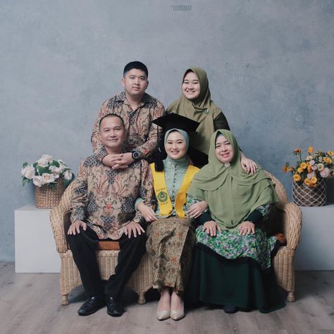 Self Photo Studio Pose Ideas Family, Family Convo Photoshoot, Graduation Studio Photoshoot Ideas Family, Family Photo Studio Poses, Graduation Family Photoshoot Studio, Family Photoshoot Graduation, Konsep Foto Wisuda Studio, Photo Wisuda Studio Keluarga, Graduation Family Photos