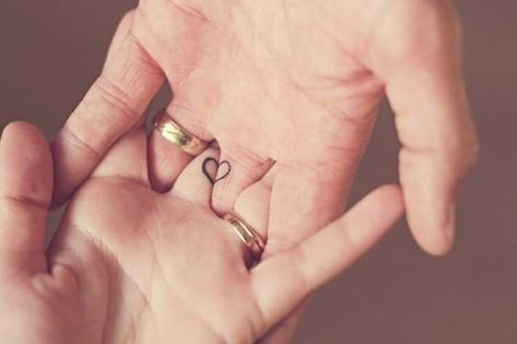 Minimal half a heart tattoo on the finger | www.otziapp.com Tato Mandala, Sam Colby, Cute Couple Tattoos, Wedding Ring Tattoo, Tattoo Wedding Rings, Ring Finger Tattoos, Couples Tattoo Designs, Bff Tattoos, Matching Couple Tattoos