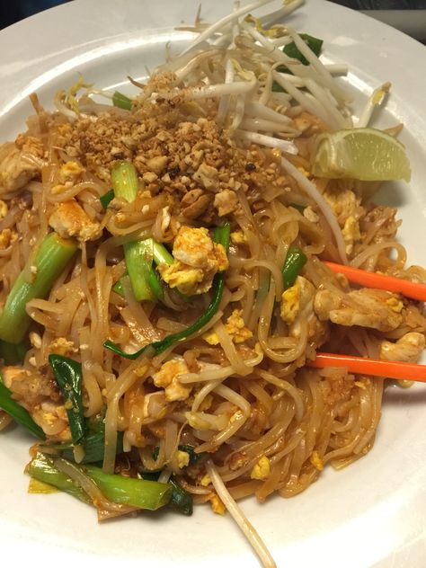 Thai Takeout Aesthetic, Thai Food Dinner Aesthetic, Pad Thai Aesthetic, Thia Food, Thai Takeout, Thai Meals, Thai Pad, Food Thai, Tasty Thai