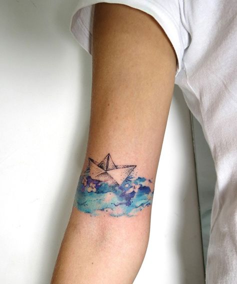 The combo of watercolor waves + an origami boat make this whimsical tattoo so swoon-worthy. Boat Tattoo, Tattoo Samples, Origami Tattoo, Tattoo Schrift, Pisces Tattoos, Water Tattoo, Tattoo Zeichnungen, Inspiration Tattoos, Geniale Tattoos