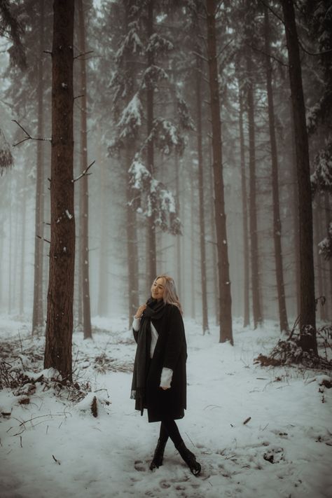 Snow Self Portrait, Vogue Winter Photoshoot, Creative Snow Photoshoot, Forest Winter Photoshoot, Snow Portraits Women, Winter Photoshoot Women, Creative Winter Photoshoot, Moody Winter Photoshoot, Winter Woods Photoshoot